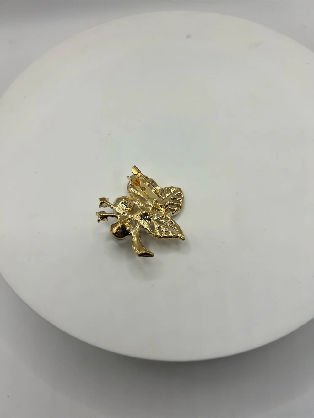 610. Gold Leaf Pearl Brooch